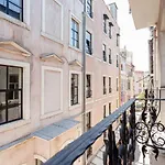 Location With 2 Bedrooms Апартаменты *