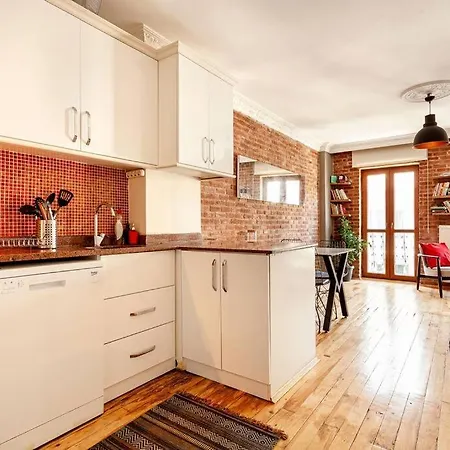 Location With 2 Bedrooms Апартаменты
