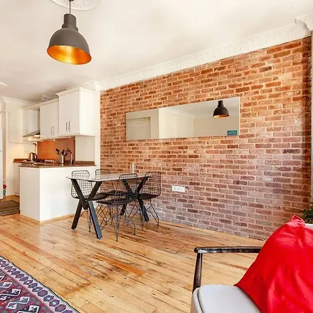 Location With 2 Bedrooms Апартаменты